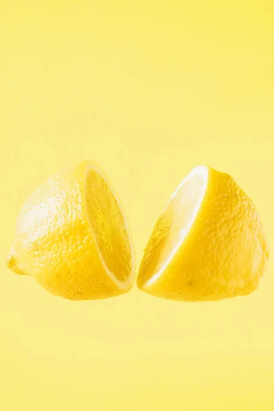 Skivad Citron Flyter Mot Gul Bakgrund — Stockfoto