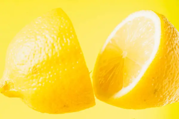Нарізаний Лимон Плаває Жовтому Тлі — стокове фото
