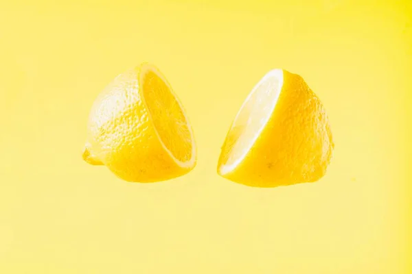 Skivad Citron Flyter Mot Gul Bakgrund — Stockfoto