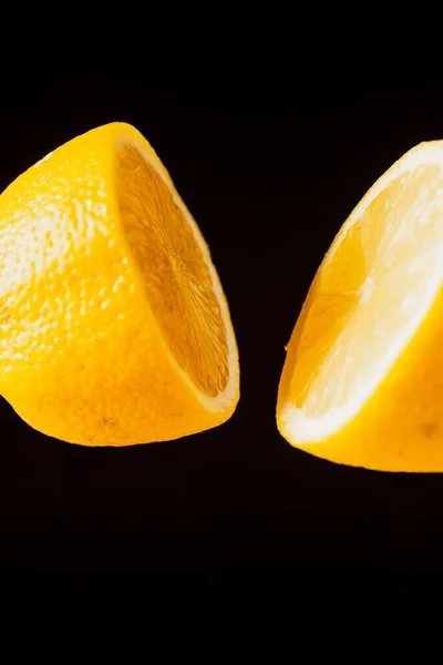 Нарізаний Лимон Плаває Чорному Тлі — стокове фото