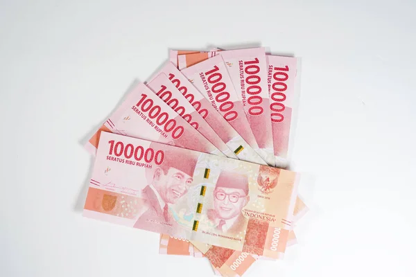 Endonezya para birimi banknotları beyaz arka planda izole edilmiş 100.000 banknot
