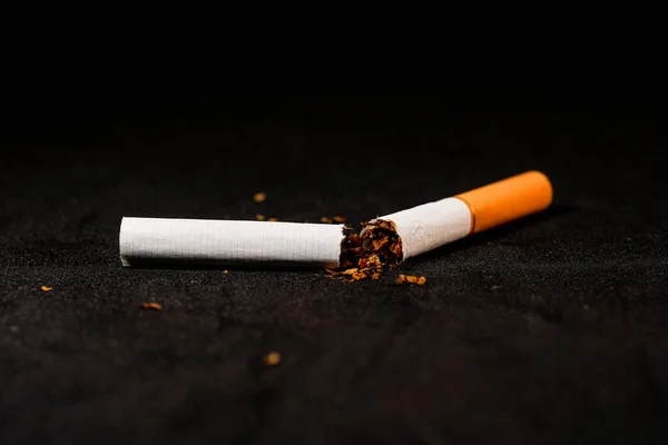 Leszokni Dohányzásról Koncepció Egy Törött Cigaretta Elszigetelt Ellen Fekete Dohányzás — Stock Fotó