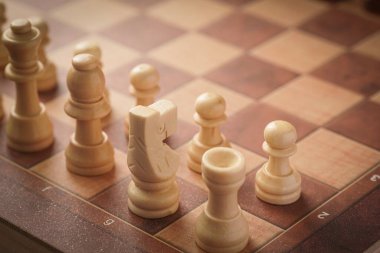 Ahşap arka planda tahta sandık, metin için kopyalama alanı. strateji kavramı