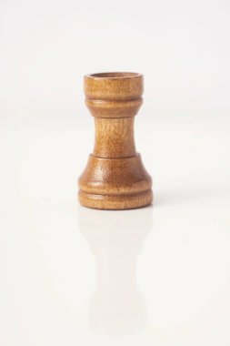 Tahta satranç taşları beyaza karşı izole