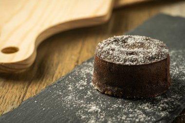 Krema şekerli çikolatalı şeker, siyah bir levha, seçici odaklı.