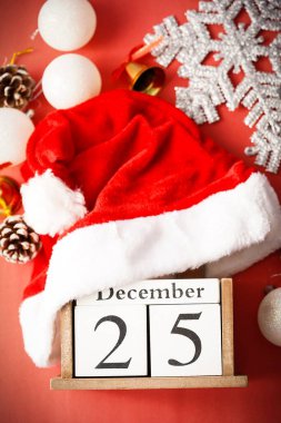 Noel arkaplanı. Ahşap arka planda noel süsü ve süslemesinin düz kompozisyonu vardı. Metin için alanı kopyala