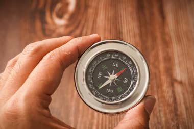 Ahşap arkaplanda metalik pusula