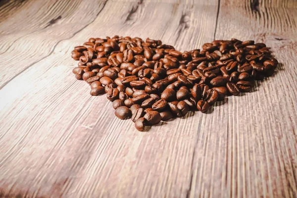 Puñado Granos Café Forma Corazón Cerca Granos Café Tostados Forma — Foto de Stock