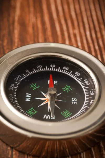 Metallischer Kompass Auf Hölzernem Hintergrund — Stockfoto