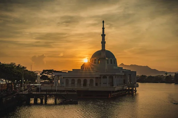 Bela Mesquita Flutuante Kuching Ponte Darul Hana Durante Pôr Sol — Fotografia de Stock