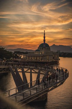 Gün batımında Kuching ve Darul Hana Köprüsü 'nün güzel yüzen camisi.