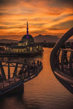 Gün batımında Kuching ve Darul Hana Köprüsü 'nün güzel yüzen camisi.
