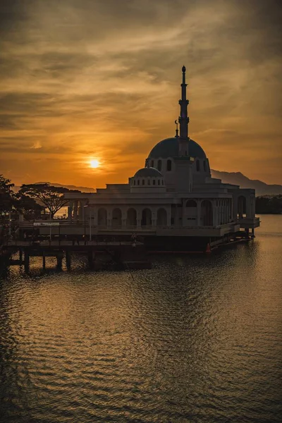 Bela Mesquita Flutuante Kuching Ponte Darul Hana Durante Pôr Sol — Fotografia de Stock