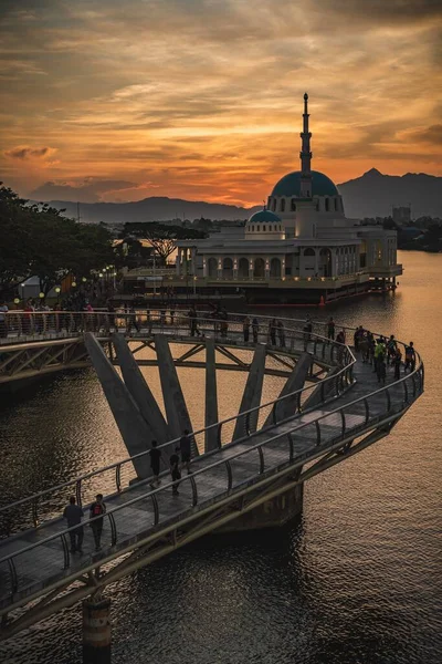 Gyönyörű Úszó Mecset Kuching Darul Hana Híd Naplementekor — Stock Fotó