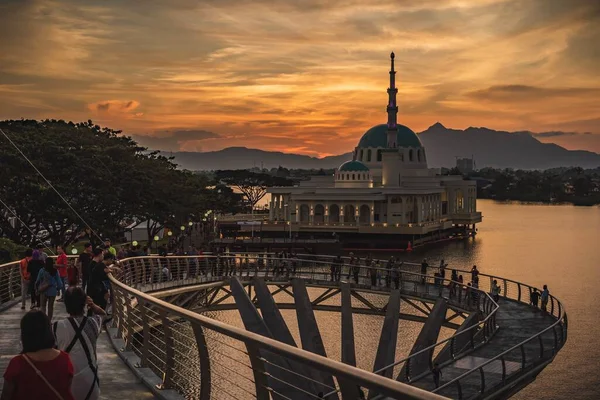 Prachtige Drijvende Moskee Van Kuching Darul Hana Brug Tijdens Zonsondergang — Stockfoto