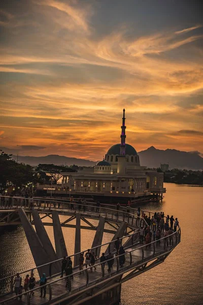 Όμορφο Πλωτό Τζαμί Του Kuching Και Γέφυρα Darul Hana Κατά — Φωτογραφία Αρχείου