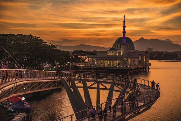 Bela Mesquita Flutuante Kuching Ponte Darul Hana Durante Pôr Sol — Fotografia de Stock