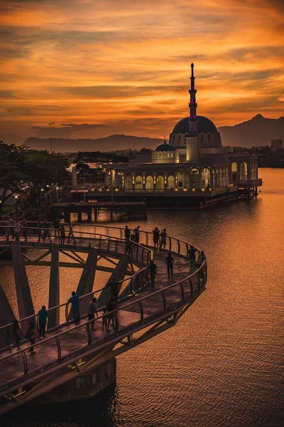 Gyönyörű Úszó Mecset Kuching Darul Hana Híd Naplementekor — Stock Fotó