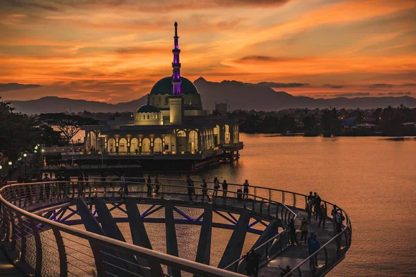 Bela Mesquita Flutuante Kuching Ponte Darul Hana Durante Pôr Sol — Fotografia de Stock