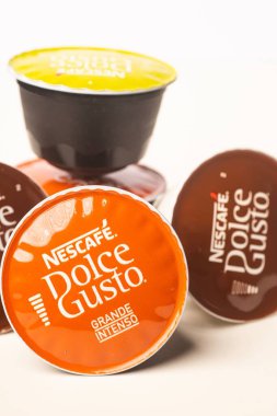 Nescafe Dolce Gusto kahve kapsülleri beyaza karşı izole