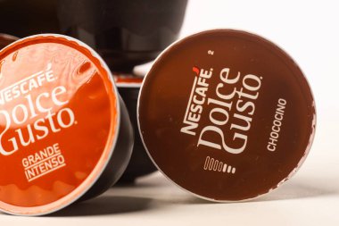 Nescafe Dolce Gusto kahve kapsülleri beyaza karşı izole