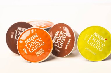 Nescafe Dolce Gusto kahve kapsülleri beyaza karşı izole