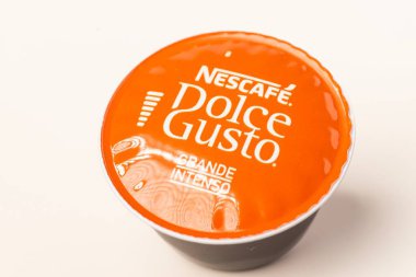Nescafe Dolce Gusto kahve kapsülleri beyaza karşı izole