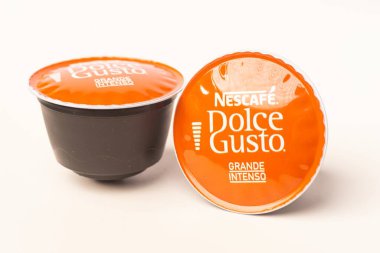 Nescafe Dolce Gusto kahve kapsülleri beyaza karşı izole