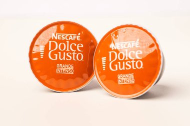 Nescafe Dolce Gusto kahve kapsülleri beyaza karşı izole