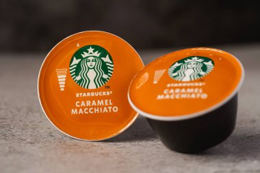 Starbucks Karamel Macchiato kahve kapsüllerinin resimli resmi.