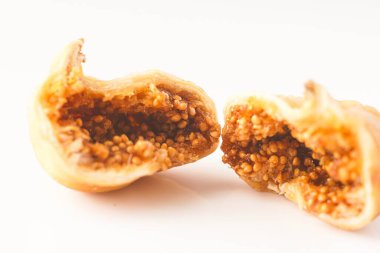 Kurutulmuş incirler beyaza karşı izole.