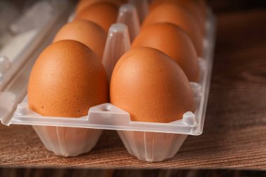 Ahşap bir arka planda bir kutu yumurta.