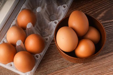 Ahşap bir arka planda bir kutu yumurta.