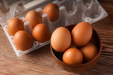 Ahşap bir arka planda bir kutu yumurta.