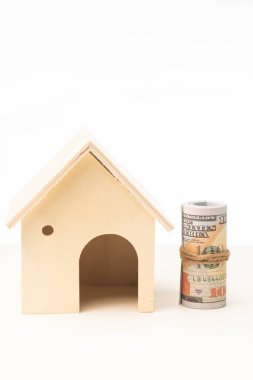 Minyatür ahşap ev beyaz arkaplanda izole edilmiş.