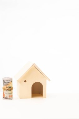 Minyatür ahşap ev beyaz arkaplanda izole edilmiş.