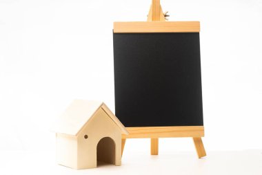 Minyatür ahşap ev beyaz arkaplanda izole edilmiş.