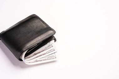 Cüzdanları beyaz arka planda olan boş bir defter. Metin için alanı kopyala