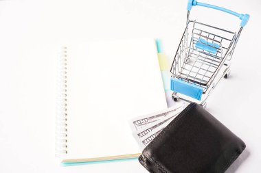 Cüzdanları beyaz arka planda olan boş bir defter. Metin için alanı kopyala