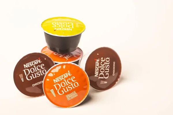Nescafe Dolce Gusto kahve kapsülleri beyaza karşı izole