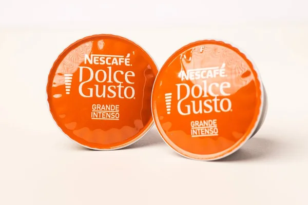 Nescafe Dolce Gusto kahve kapsülleri beyaza karşı izole
