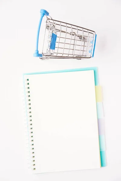 带白色背景钱包的空笔记本文本的复制空间 — 图库照片