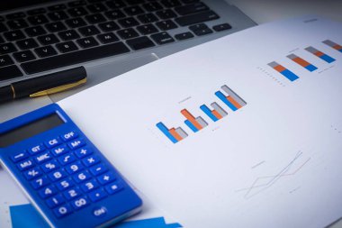 İş ve Finans kavramı: kağıt, kalem ve hesap makineli bir çalışma masasının düz kompozisyonu