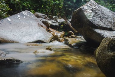 Lundu, Sarawak 'ta yosunlu kayalıkları olan güzel küçük şelaleler.