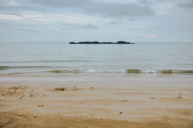 Telok Melano, Sarawak 'ın manzarası. Bu koy Sarawak 'ın kıyısında yer almakta ve Sabah ile Sarawak' ı birbirine bağlayan Pan Borneo Otoyolu üzerinde 0.00 km 'yi işaretlemektedir.