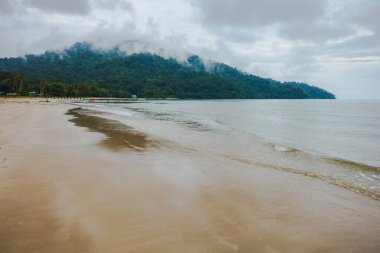 Telok Melano, Sarawak 'ın manzarası. Bu koy Sarawak 'ın kıyısında yer almakta ve Sabah ile Sarawak' ı birbirine bağlayan Pan Borneo Otoyolu üzerinde 0.00 km 'yi işaretlemektedir.
