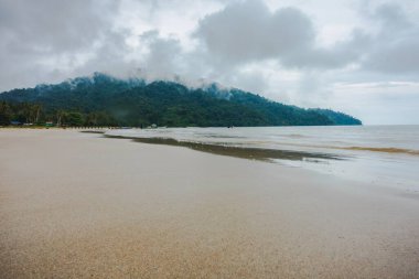 Telok Melano, Sarawak 'ın manzarası. Bu koy Sarawak 'ın kıyısında yer almakta ve Sabah ile Sarawak' ı birbirine bağlayan Pan Borneo Otoyolu üzerinde 0.00 km 'yi işaretlemektedir.