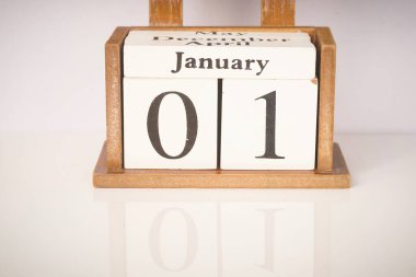 Mutlu yıllar konsepti. 1 Ocak 'ta beyazlara karşı izole edilmiş ahşap blok takvimine sahip 2020 kelime