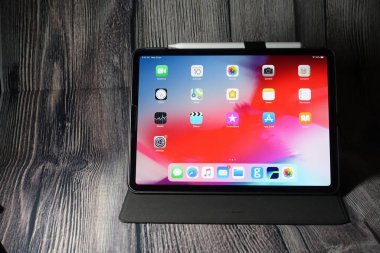 Ipad pro 2018 inç Apple kalem ile. Ipad pro çok güçlü, taşınabilir ve çok yönlü bir tablet. Çalışmayı ve eğlenmeyi mükemmel kılıyor.
