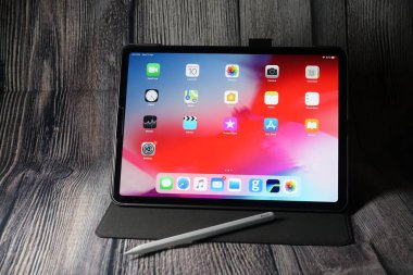 Ipad pro 2018 inç Apple kalem ile. Ipad pro çok güçlü, taşınabilir ve çok yönlü bir tablet. Çalışmayı ve eğlenmeyi mükemmel kılıyor.